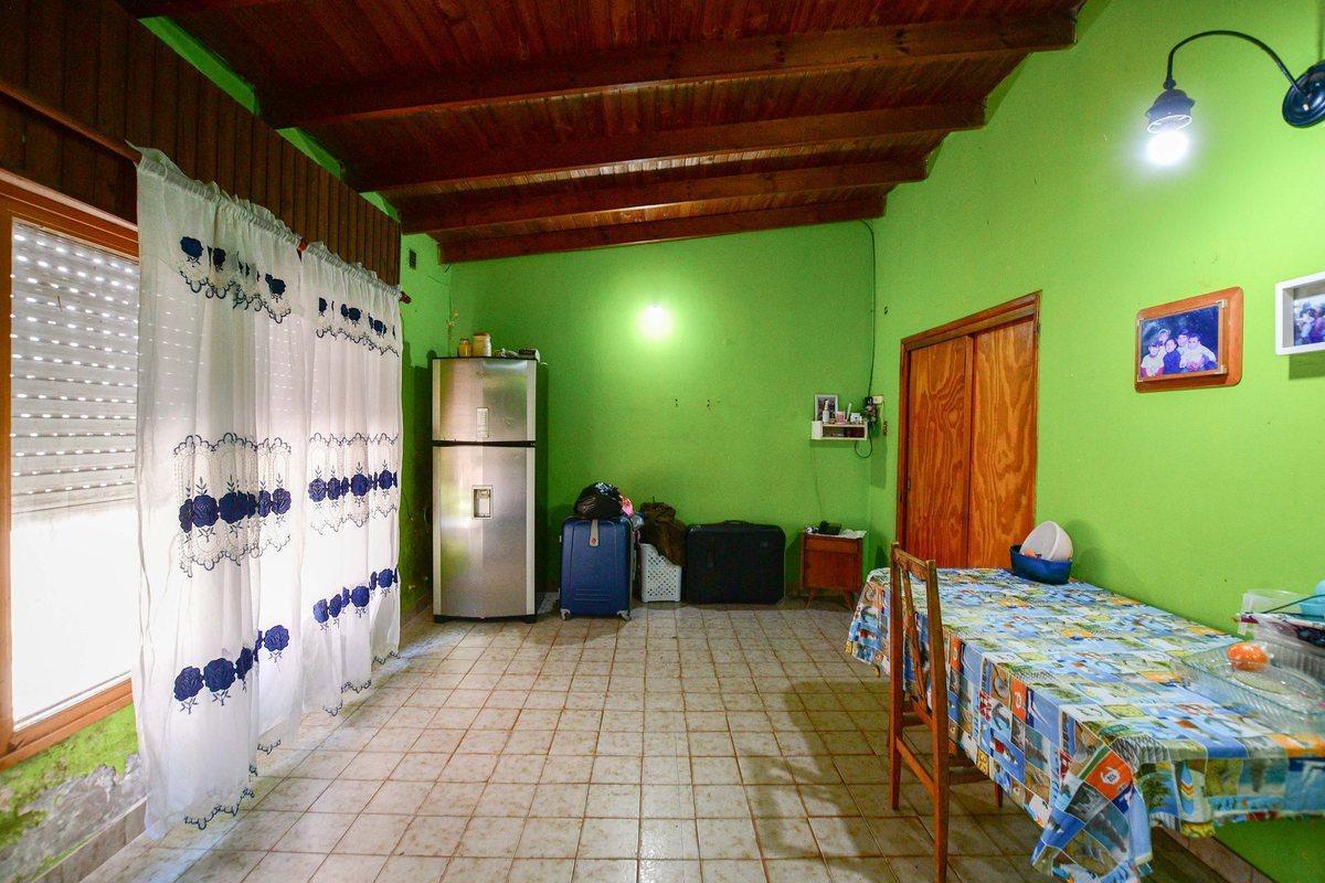 Foto de CASA 3 DORMITORIOS EN VENTA EN LA PLATA CON PARQUE, imagen 1