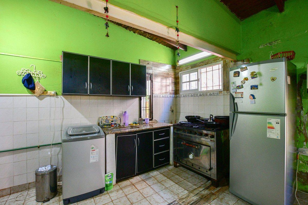 Foto de CASA 3 DORMITORIOS EN VENTA EN LA PLATA CON PARQUE, imagen 2