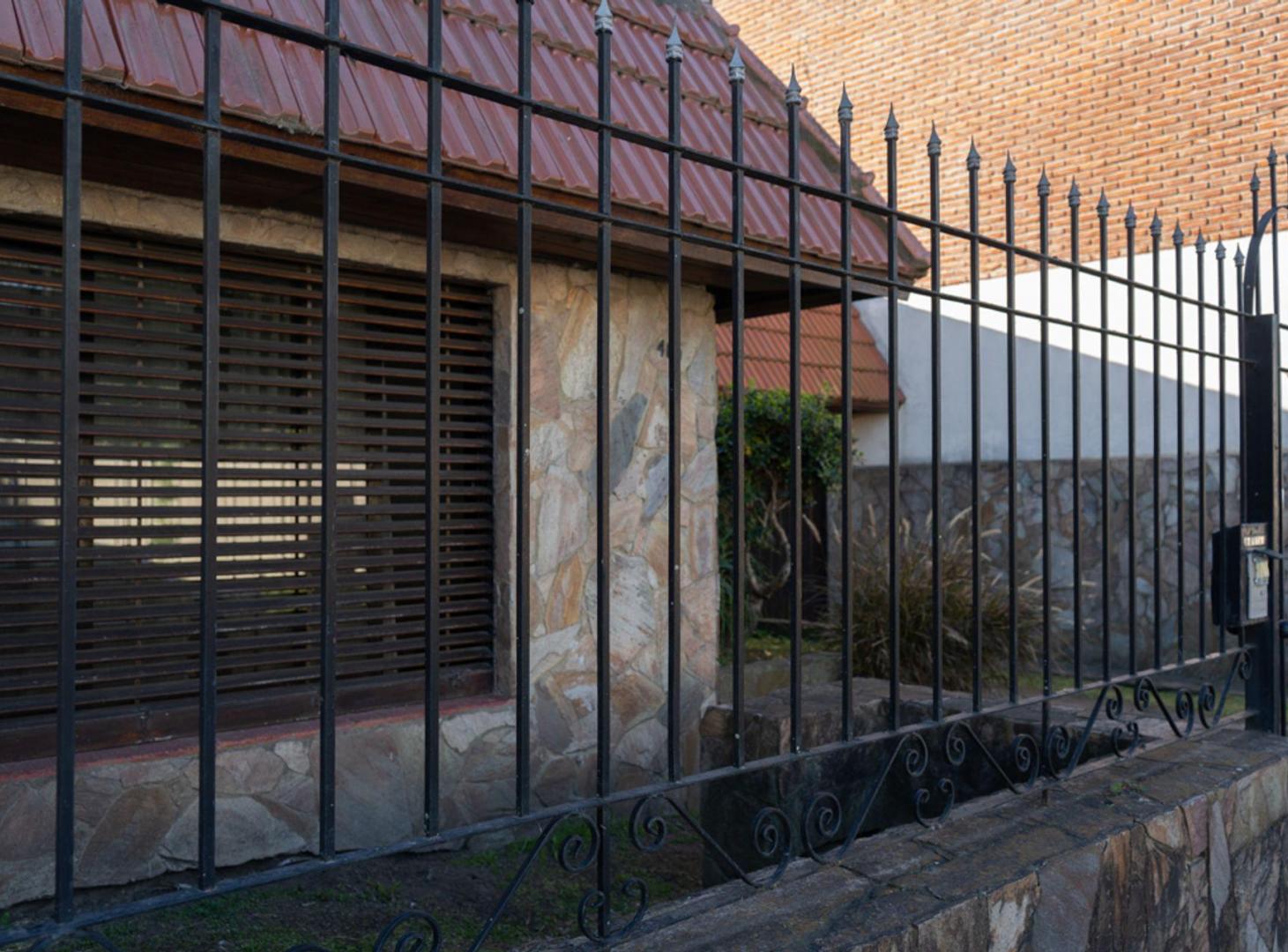 Foto de CASA 2 DORMITORIOS VENTA VILLA ELVIRA CON PILETA, imagen 1