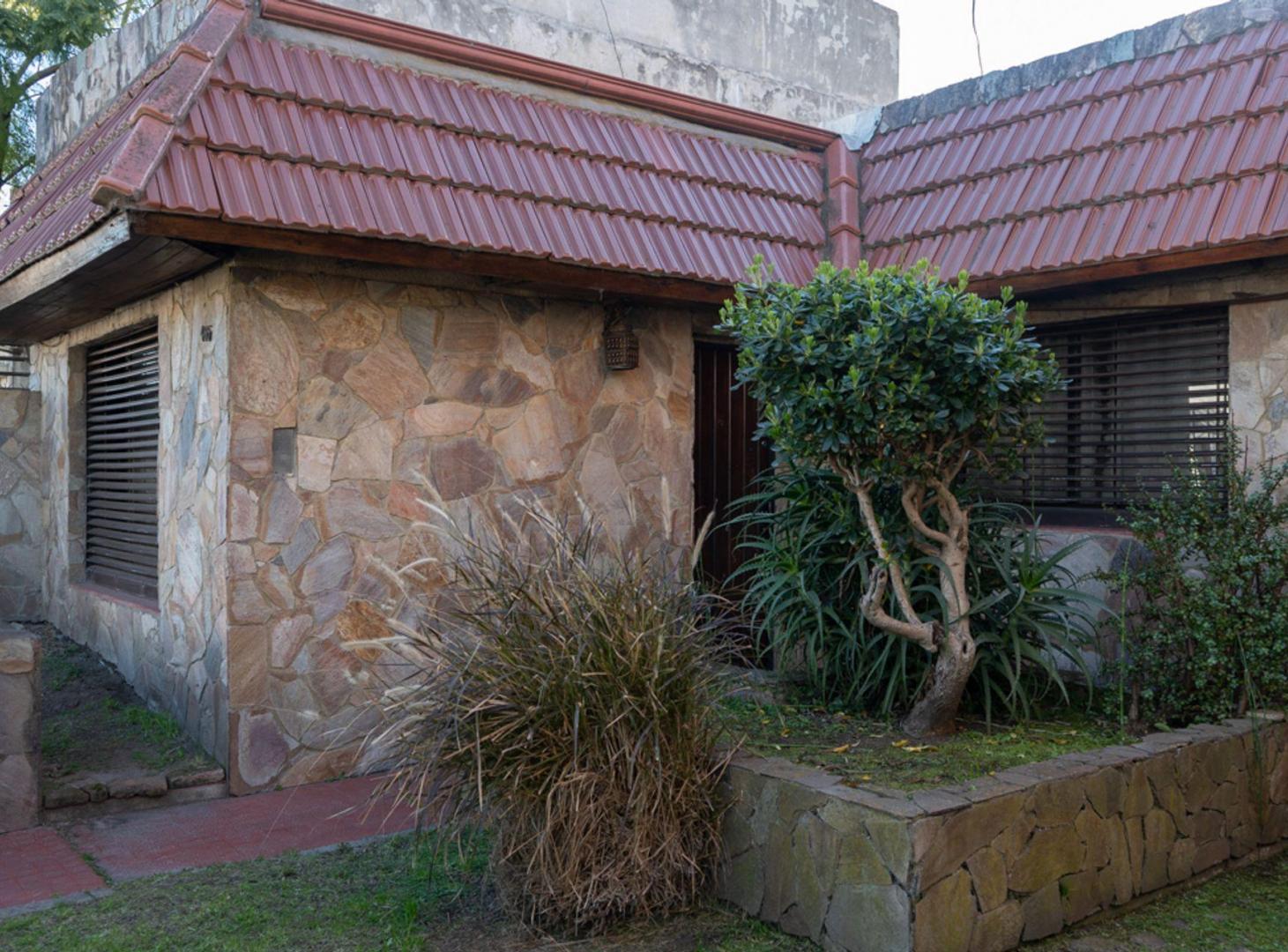 CASA 2 DORMITORIOS VENTA  VILLA ELVIRA CON PILETA
