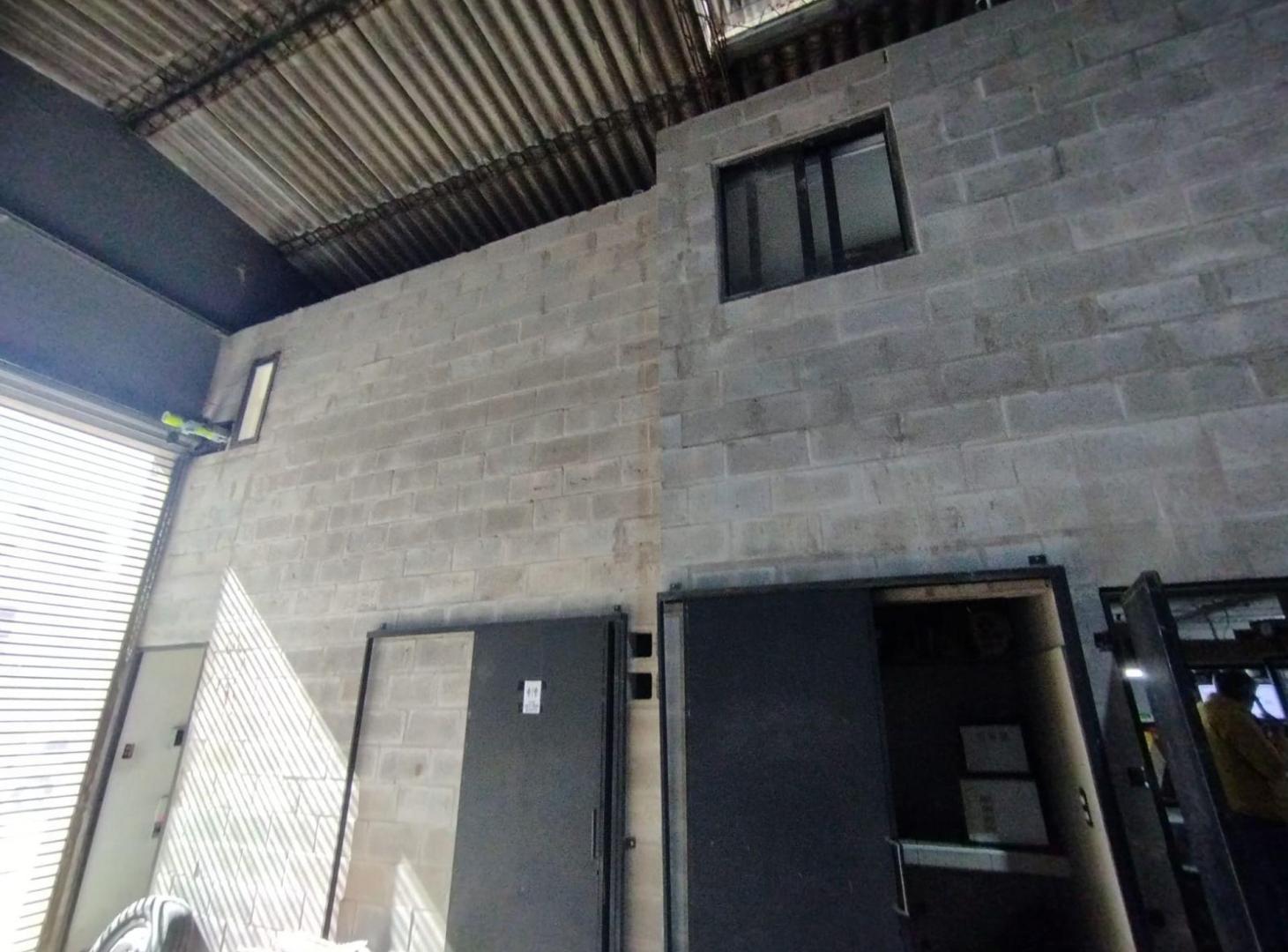 Foto de GALPON EN VENTA LA PLATA APTO VARIOS DESTINOS, imagen 2