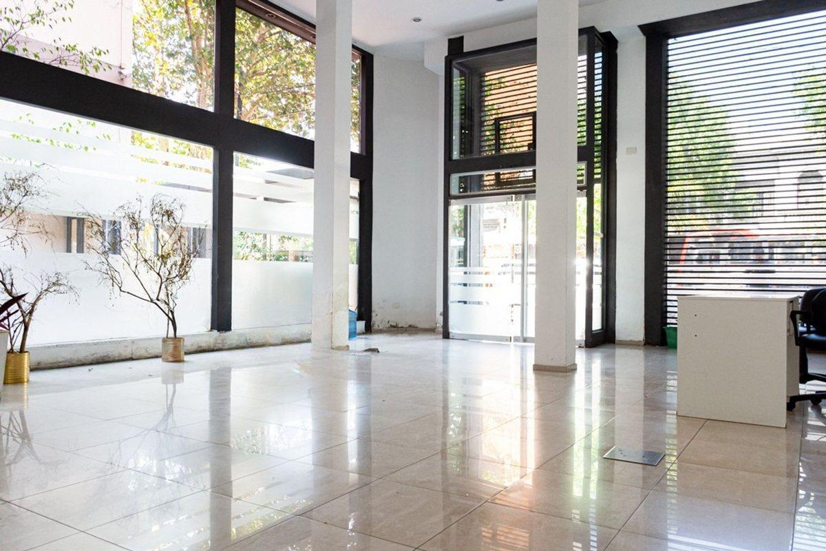 Foto de Local, con Oficinas En Venta La Plata, imagen 1
