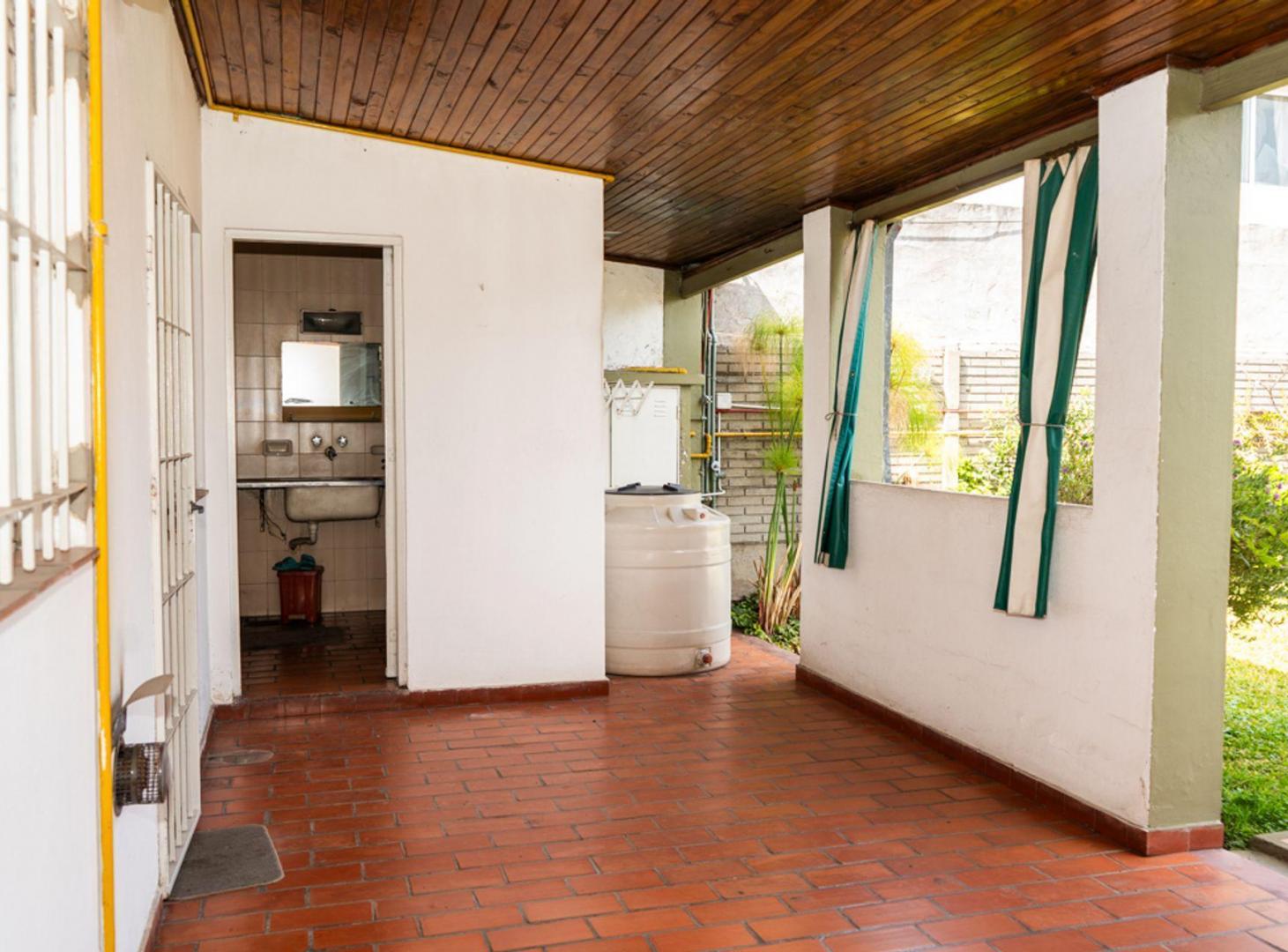 Foto de CASA DE 2 DORMITORIOS EN VENTA TOLOSA CON QUINCHO, imagen 3