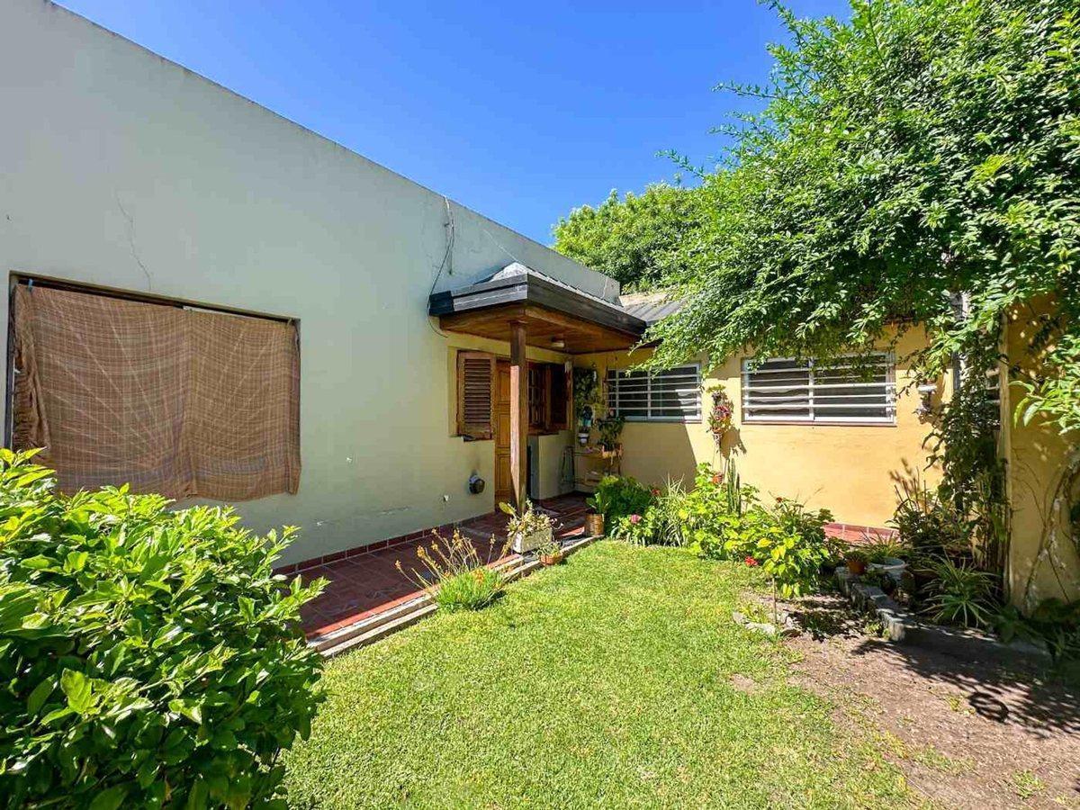 Foto de CASA 2 DORMITORIOS VENTA LA PLATA +PILETA+QUINCHO, imagen 1
