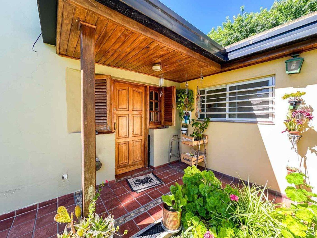 Foto de CASA 2 DORMITORIOS VENTA LA PLATA +PILETA+QUINCHO, imagen 2