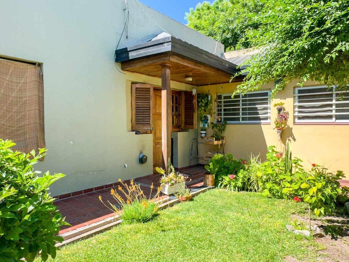 Foto de CASA 2 DORMITORIOS VENTA LA PLATA +PILETA+QUINCHO, imagen 4
