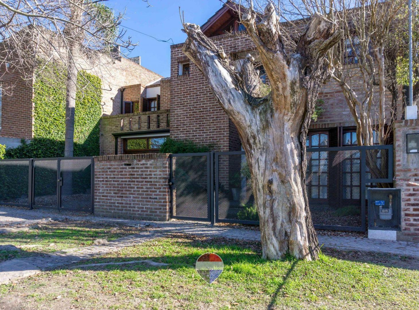 Foto de CASA 4 DORMITORIOS EN VENTA M.B GONNET -LA PLATA ., imagen 2