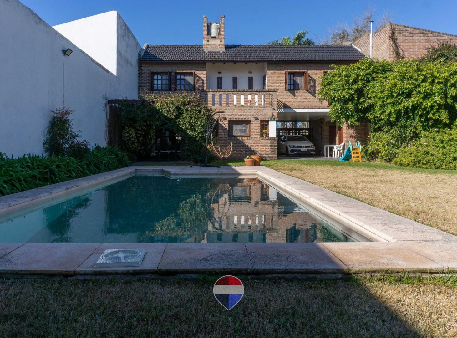Foto de CASA 4 DORMITORIOS EN VENTA M.B GONNET -LA PLATA ., imagen 1
