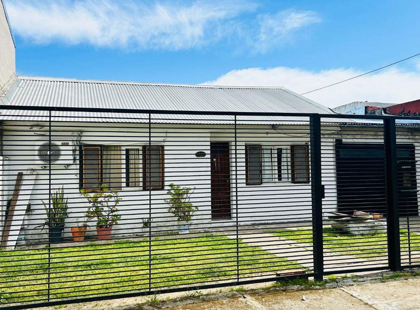 Foto de CASA 2 DORMITORIOS EN VENTA BERISSO CON PARQUE, imagen 2