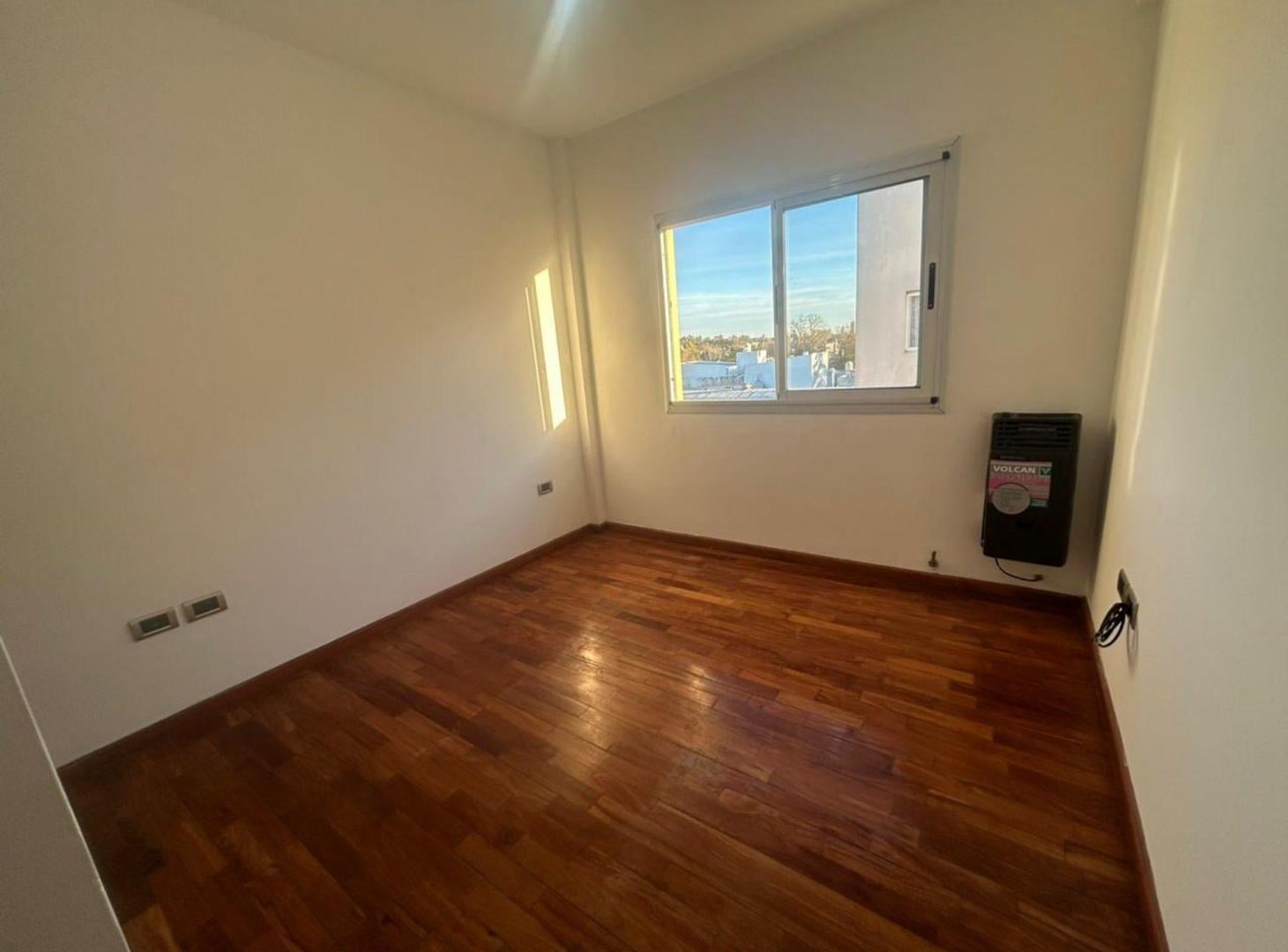 Foto de DEPARTAMENTO 1 DORMITORIO EN VENTA LA PLATA BALCON, imagen 2