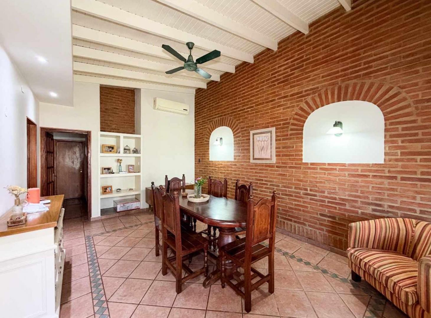 Foto de CASA 4 DORMITORIOS EN VENTA , LA PLATA CON PILETA, imagen 1