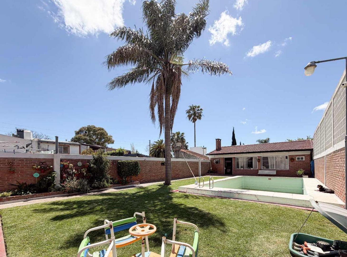 Foto de CASA 4 DORMITORIOS EN VENTA , LA PLATA CON PILETA, imagen 2