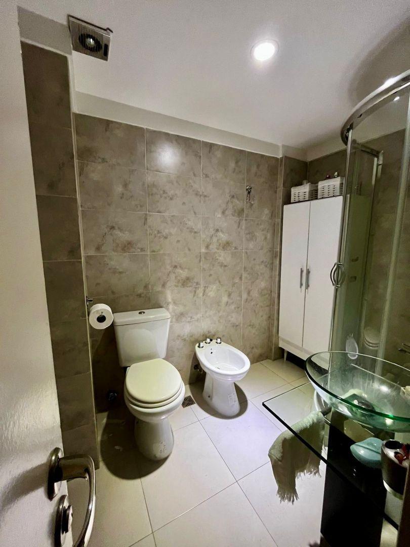 VENTA DE DEPARTAMENTO 2 AMBIENTES C/COCHERA Y SUM EN CASEROS