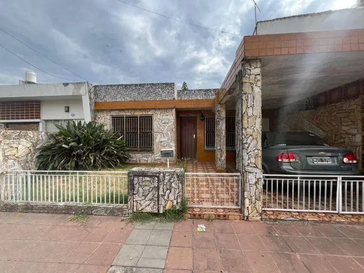 Venta Casa 4 ambientes con cochera y parque, Villa Sarmiento 3