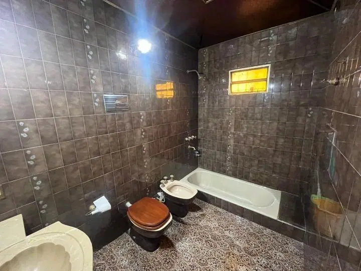 Venta Casa 4 ambientes con cochera y parque, Villa Sarmiento 2