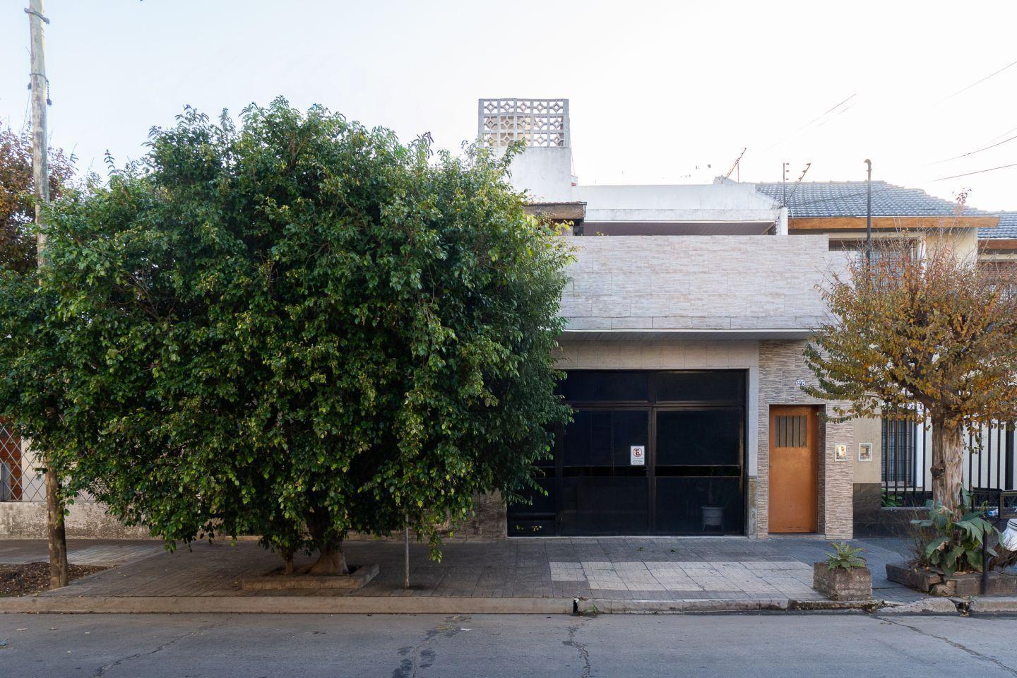 Venta Casa 4 Ambientes con Garaje y Terraza en Caseros
