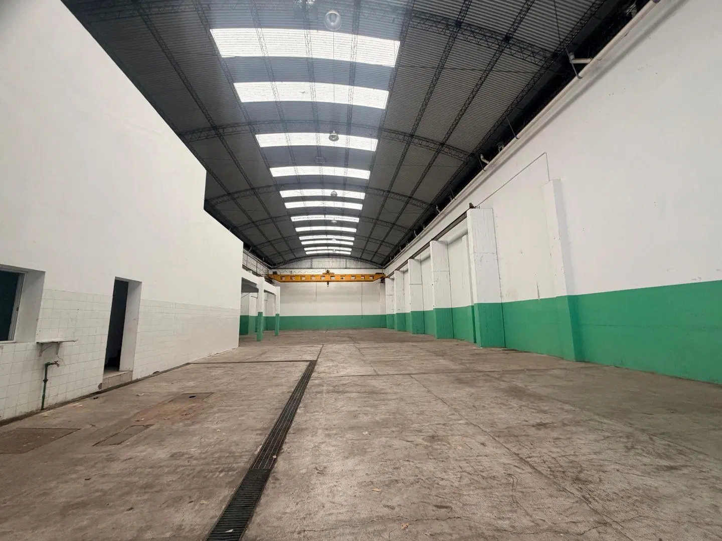 ALQUILER Importante Galpón Industrial con Puente Grúa en Caseros, Tres de Febrer 5