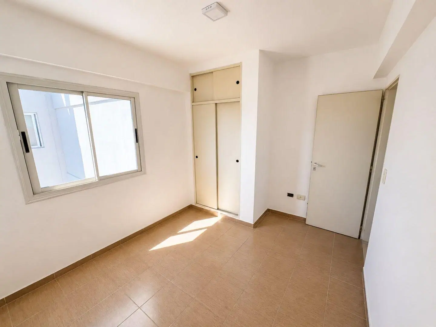 Alquiler de Departamento 2 Ambientes con cochera en Caseros 1
