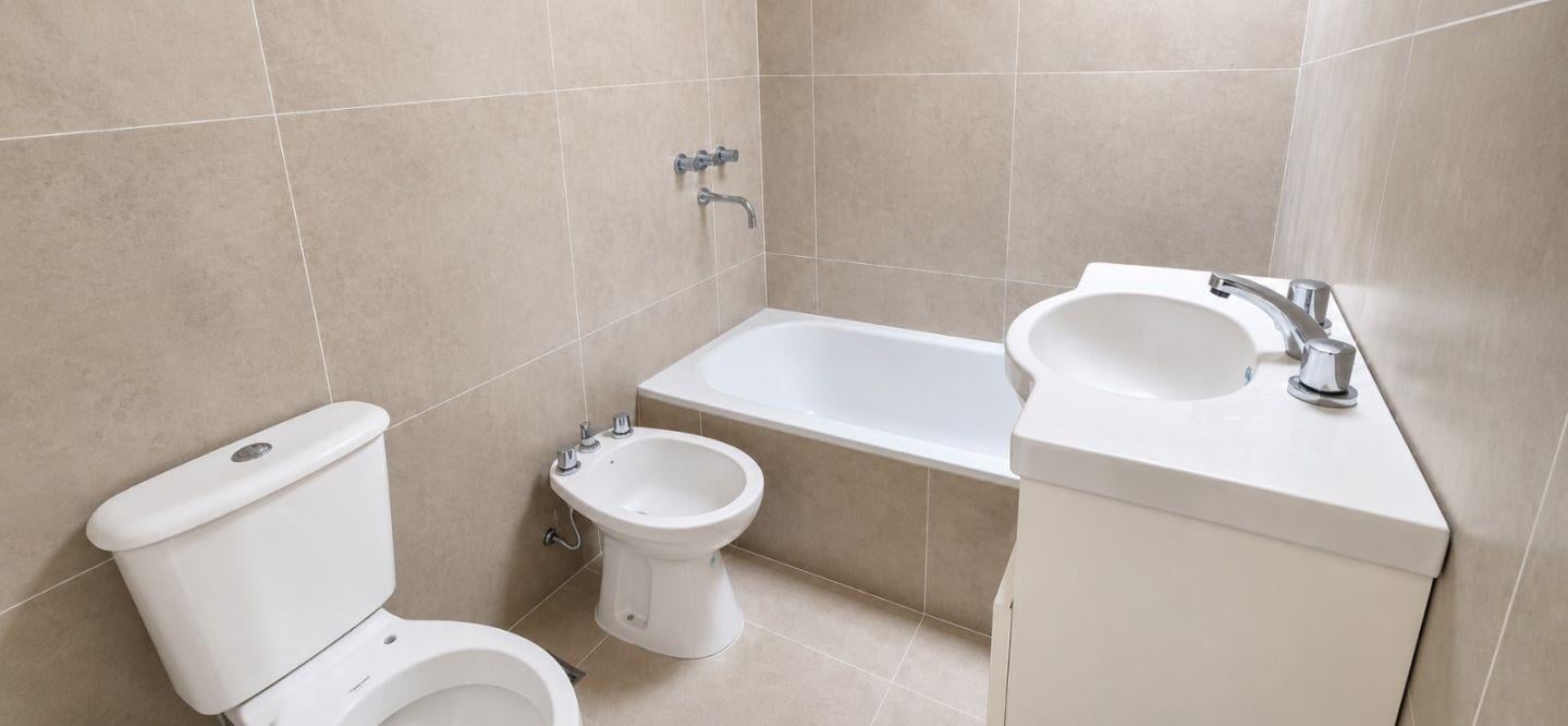 Foto de VENTA DEPARTAMENTO 2 AMBIENTES EN PLANTA ALTA CON TERRAZA EN CASEROS, imagen 1