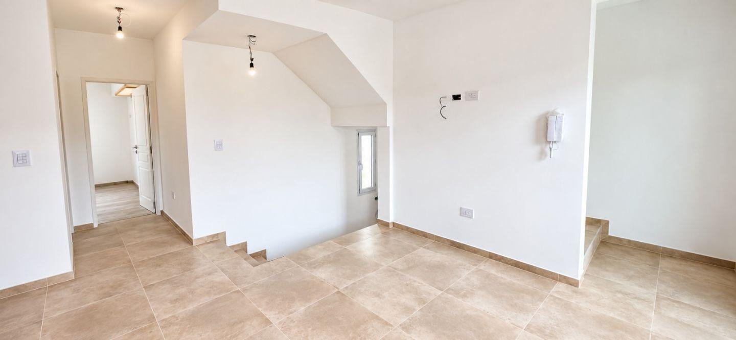 Foto de VENTA DEPARTAMENTO 2 AMBIENTES EN PLANTA ALTA CON TERRAZA EN CASEROS, imagen 1