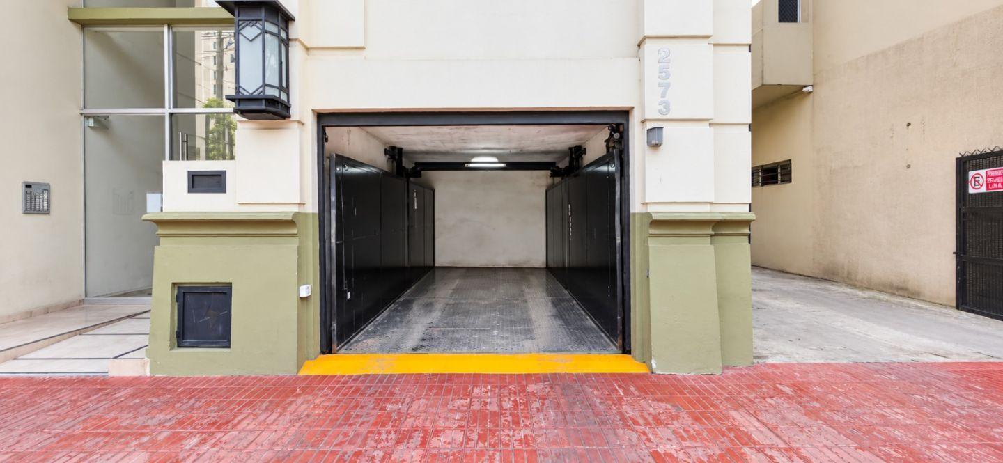Foto de VENTA COCHERA CUBIERTA EN PLENO CENTRO DE CASEROS, imagen 2