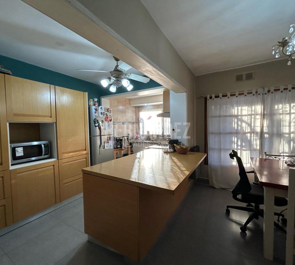 CASA 4 AMBIENTES, PARQUE,PARRILLA,BALCON TERRAZA Y COCHERA.