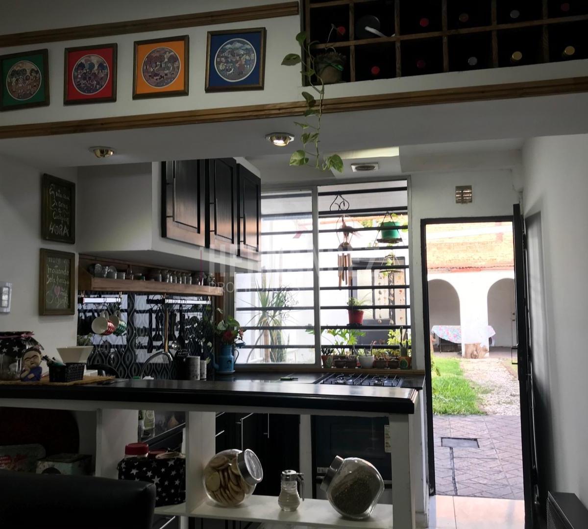 CASA 5 AMBIENTES, PARQUE, QUINCHO PARRILA Y COCHERA