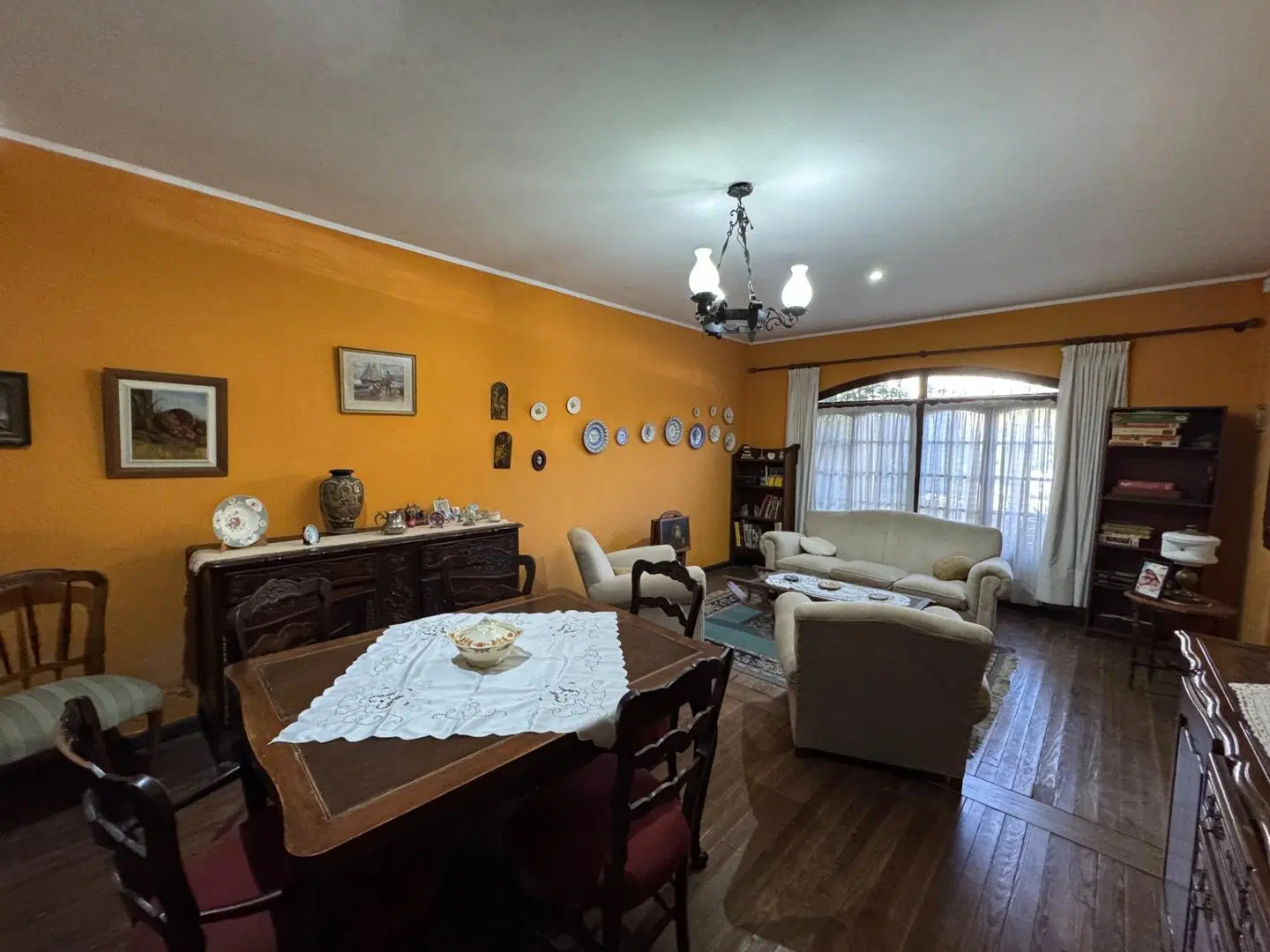CHALET 6 AMB, PARQUE CON PISCINA, QUINCHO Y COCHERA DOBLE. 4