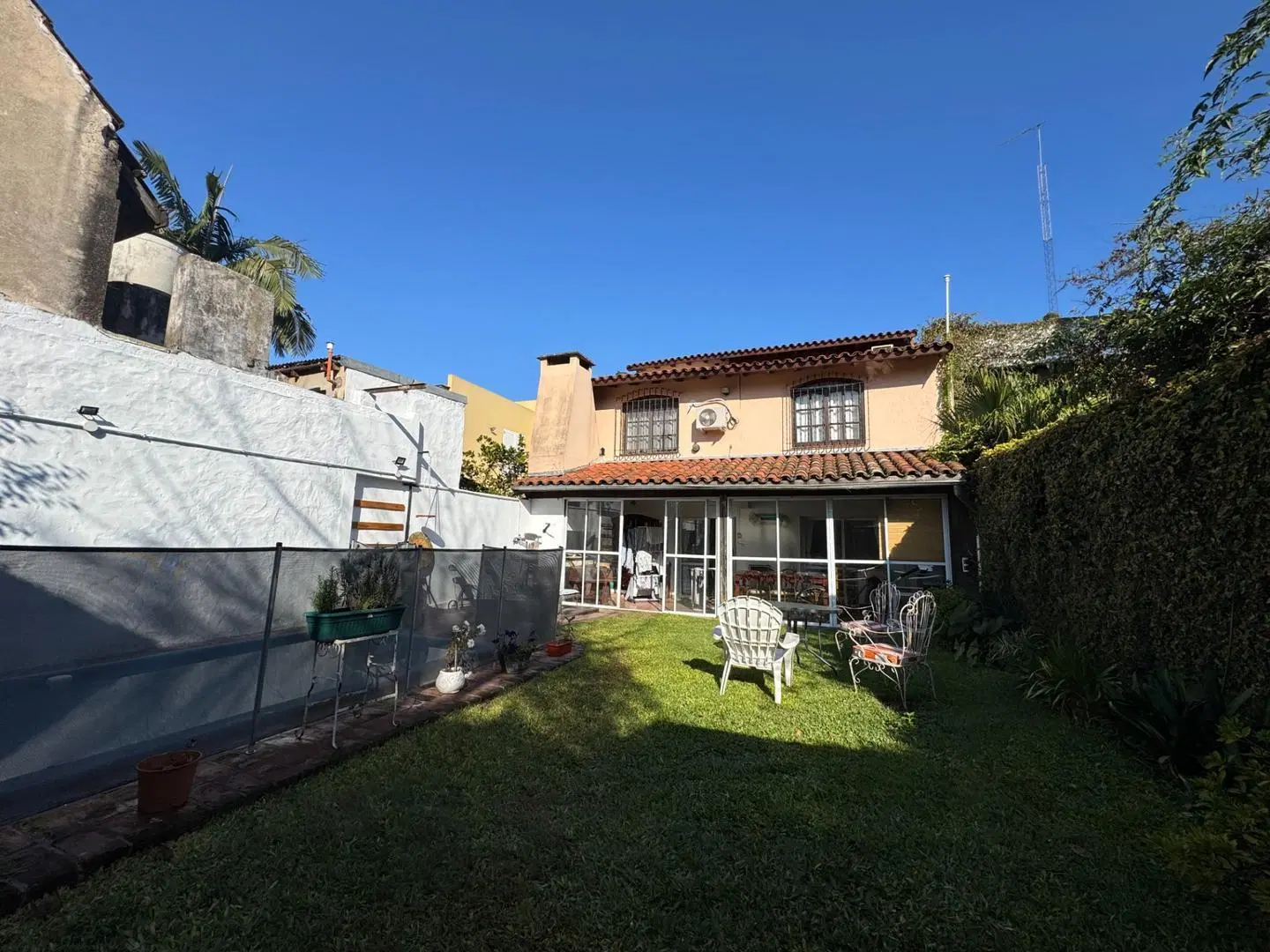 CHALET 6 AMB, PARQUE CON PISCINA, QUINCHO Y COCHERA DOBLE. 2