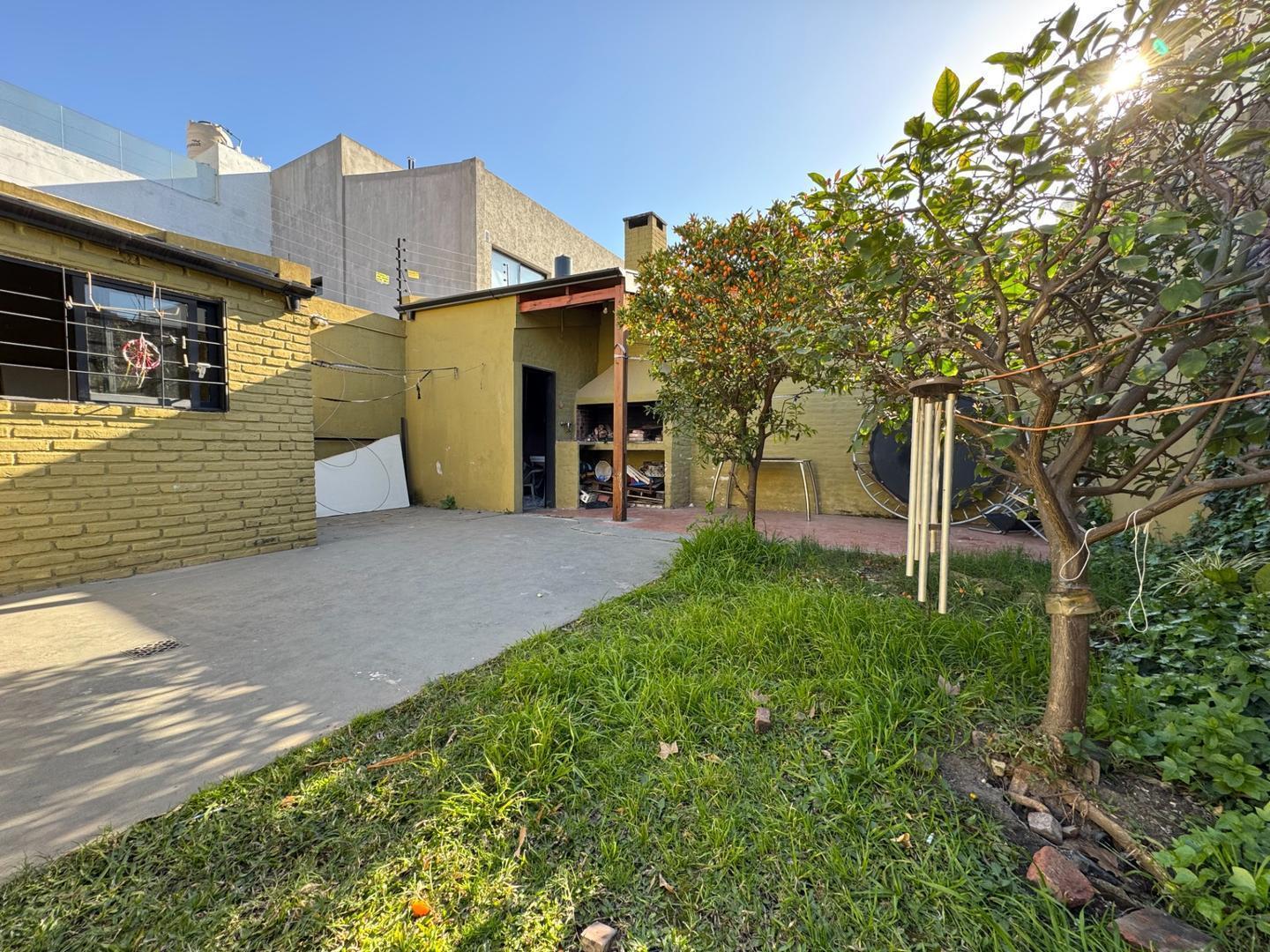 Foto de CASA 4 AMBIENTES, PARQUE,PARRILLA Y COCHERA. LANUS OESTE., imagen 5