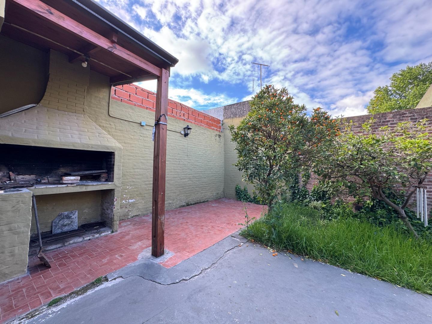 Foto de CASA 4 AMBIENTES, PARQUE,PARRILLA Y COCHERA. LANUS OESTE., imagen 4