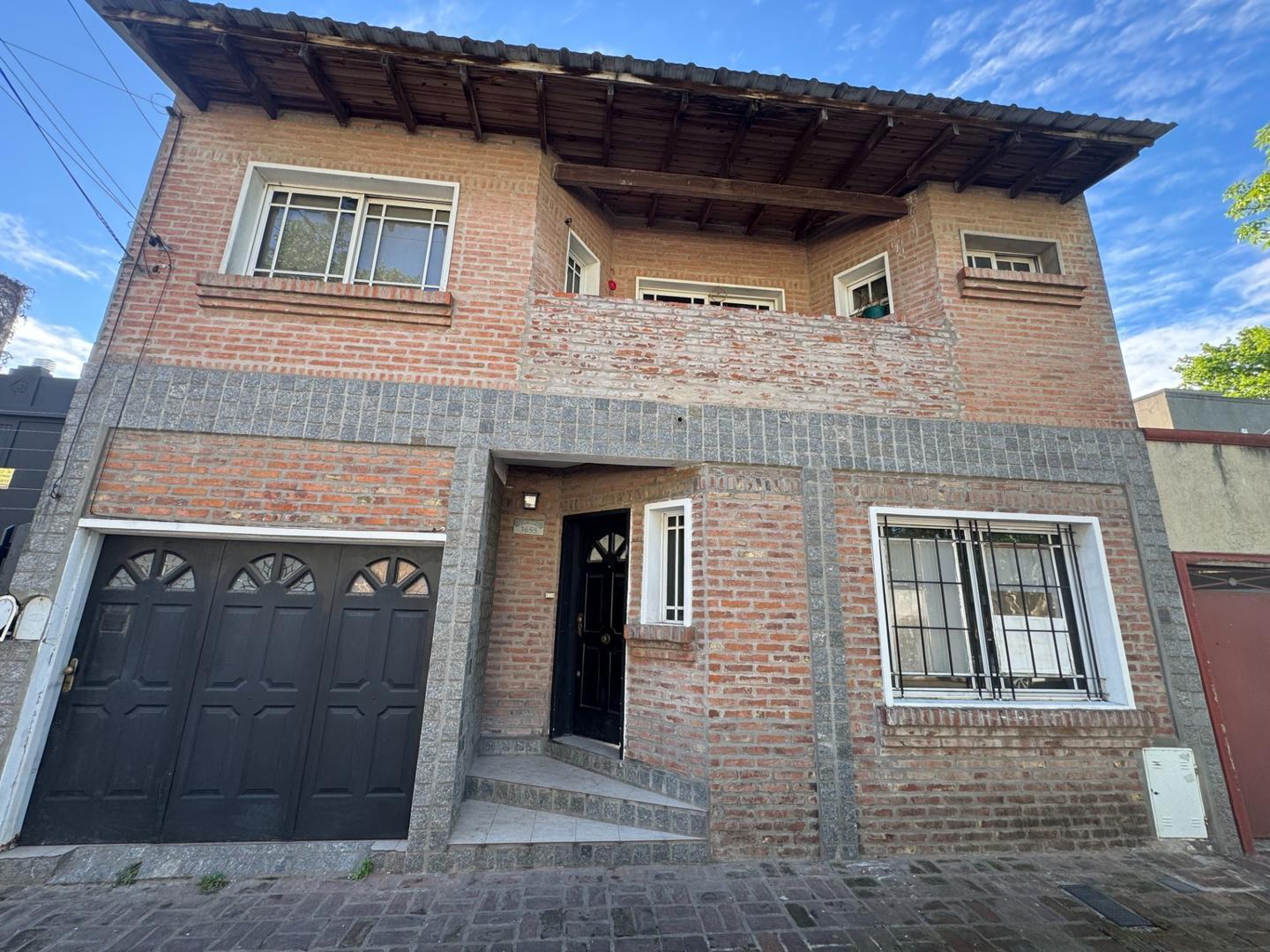Foto de CASA 4 AMBIENTES, PARQUE,PARRILLA Y COCHERA. LANUS OESTE., imagen 1