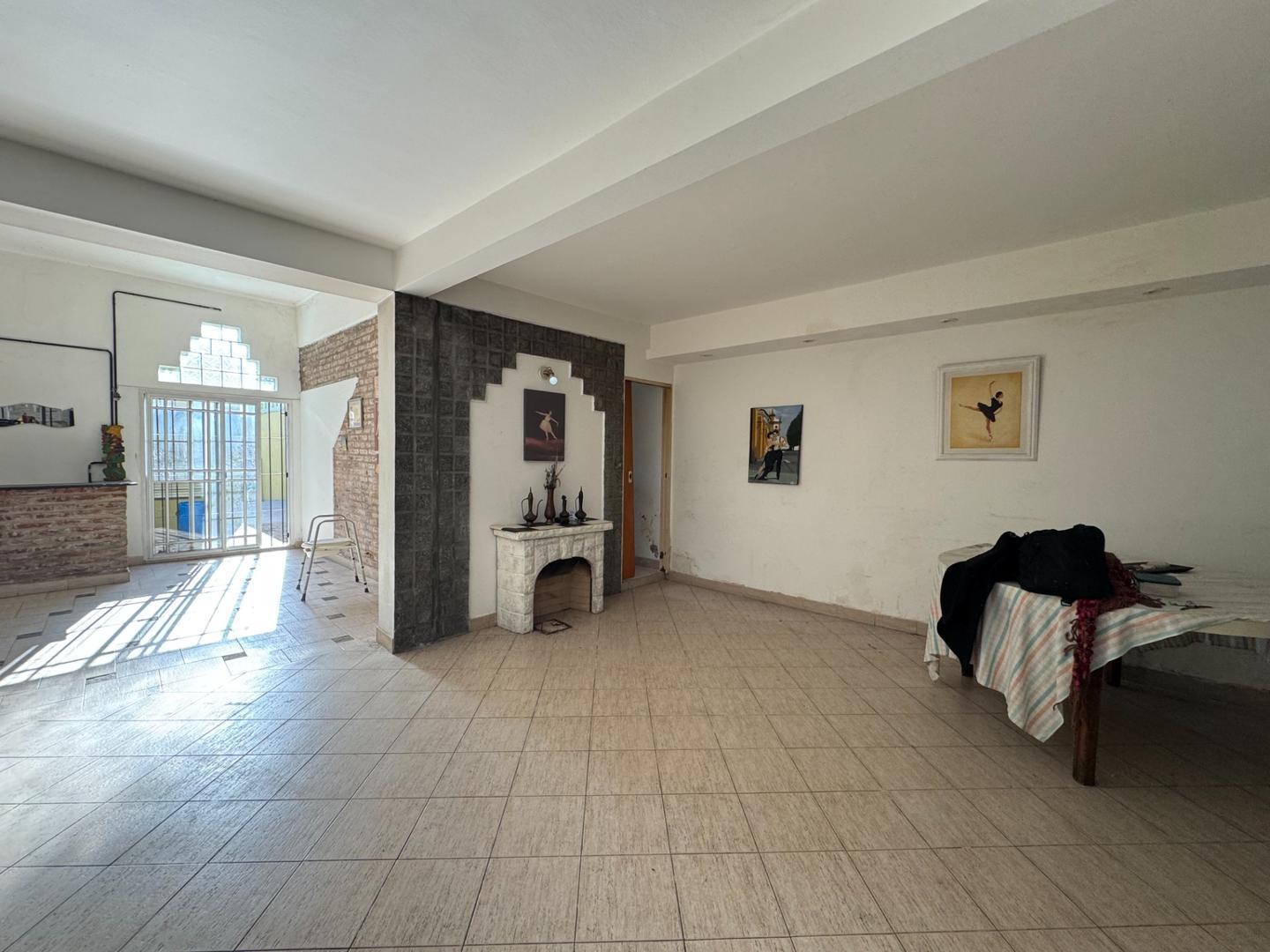 Foto de CASA 4 AMBIENTES, PARQUE,PARRILLA Y COCHERA. LANUS OESTE., imagen 3