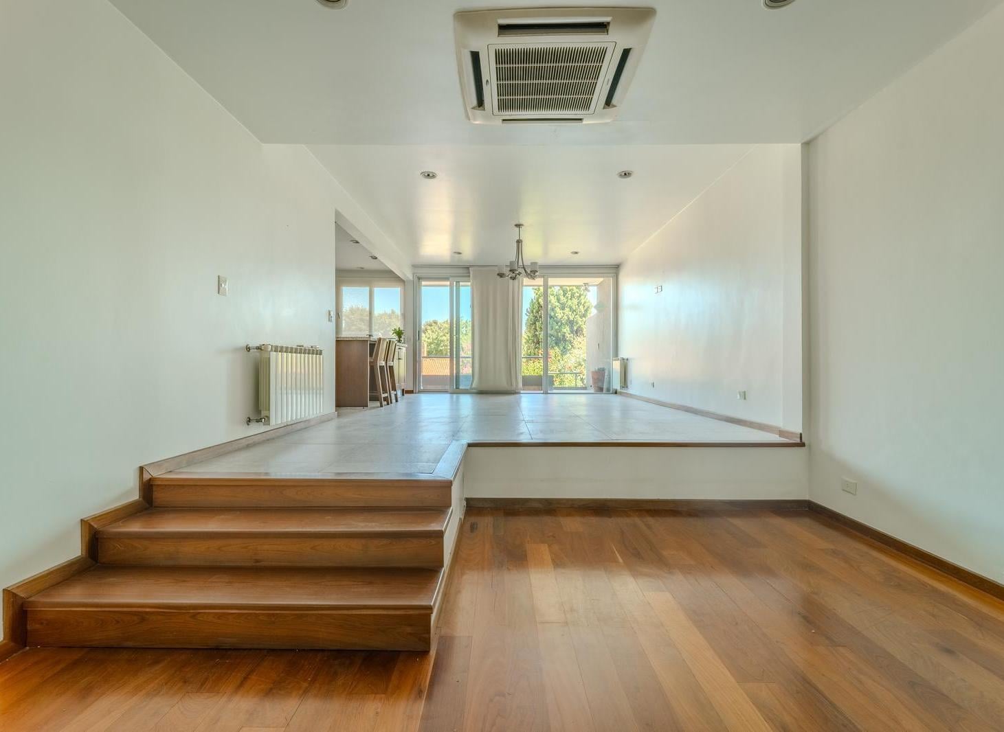 Casa con piscina y gran jardín
