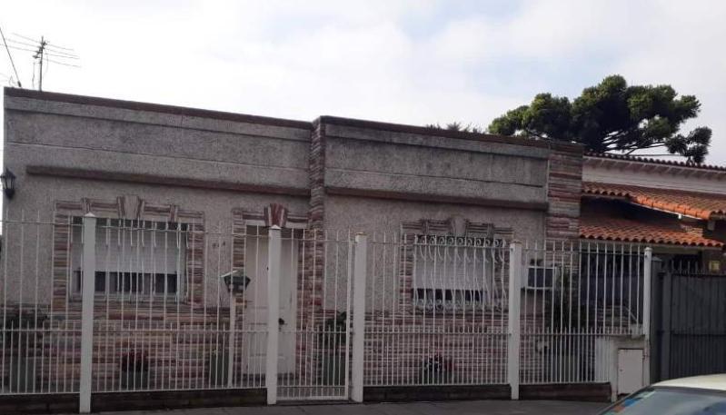 Casa 4 ambientes al frente con patio y entrada vehicular Berazategui Apta Credito