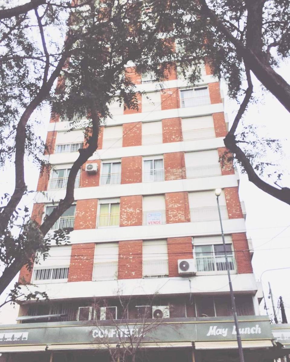 Departamento Al Frente de 3 Ambientes en Noveno Piso con Balcon Centro de Berazategui 4