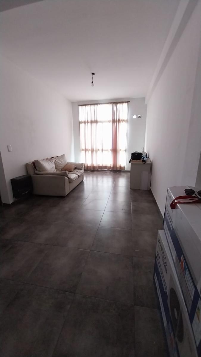 Departamento dos ambientes en primer piso Sourigues
