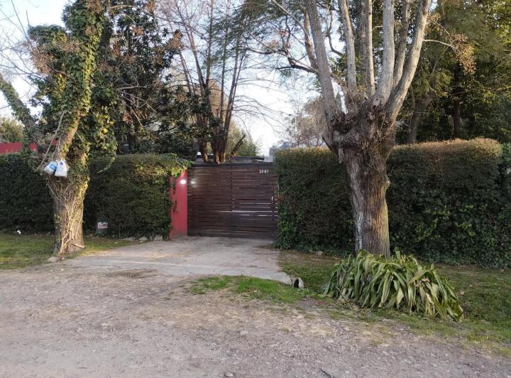 Casa Tres ambientes.,cochera y parque Bosques