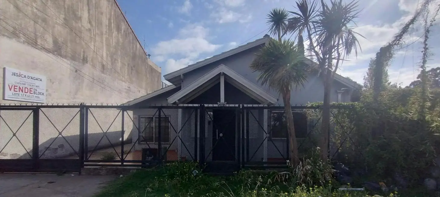 Complejo de 3 departamentos y una vivienda al frente Berazategui Oeste 3