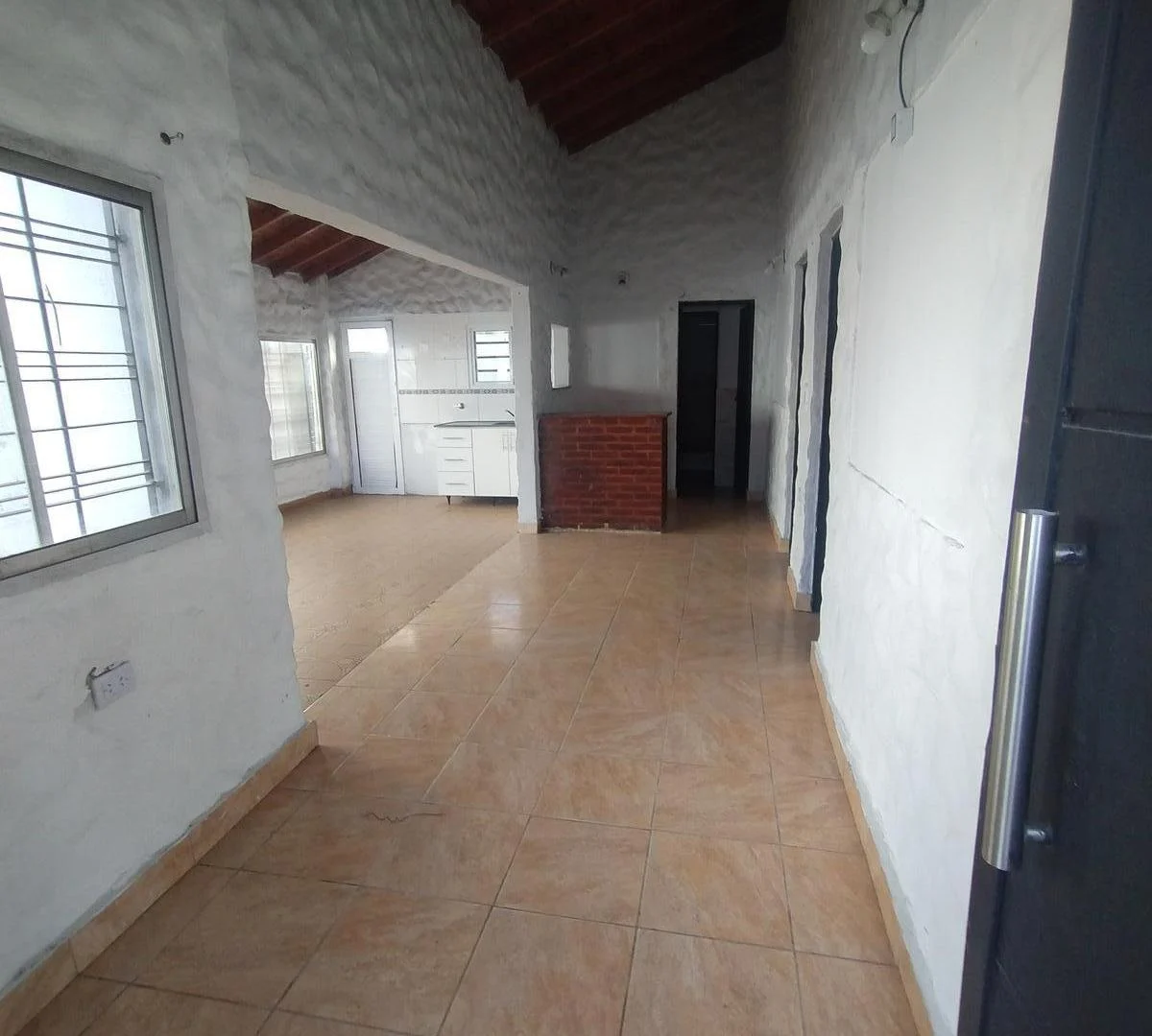 Complejo de 3 departamentos y una vivienda al frente Berazategui Oeste