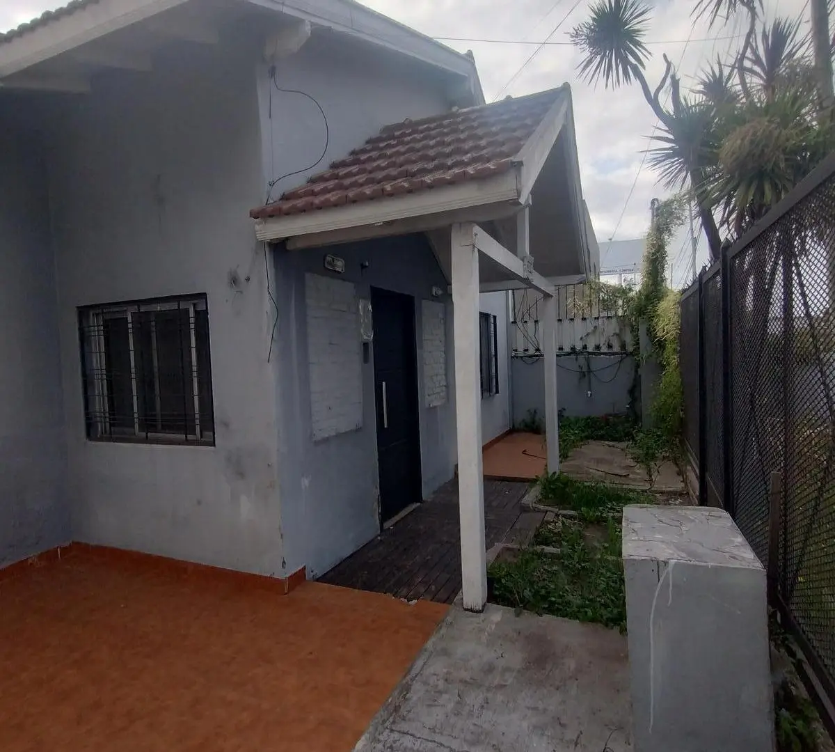 Complejo de 3 departamentos y una vivienda al frente Berazategui Oeste 2
