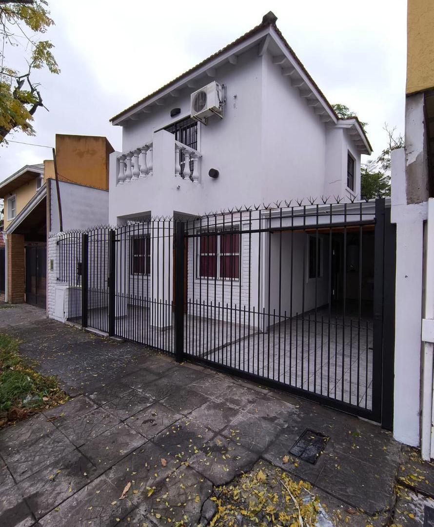 Duplex en dos plantas Berazategui Este conc cochera