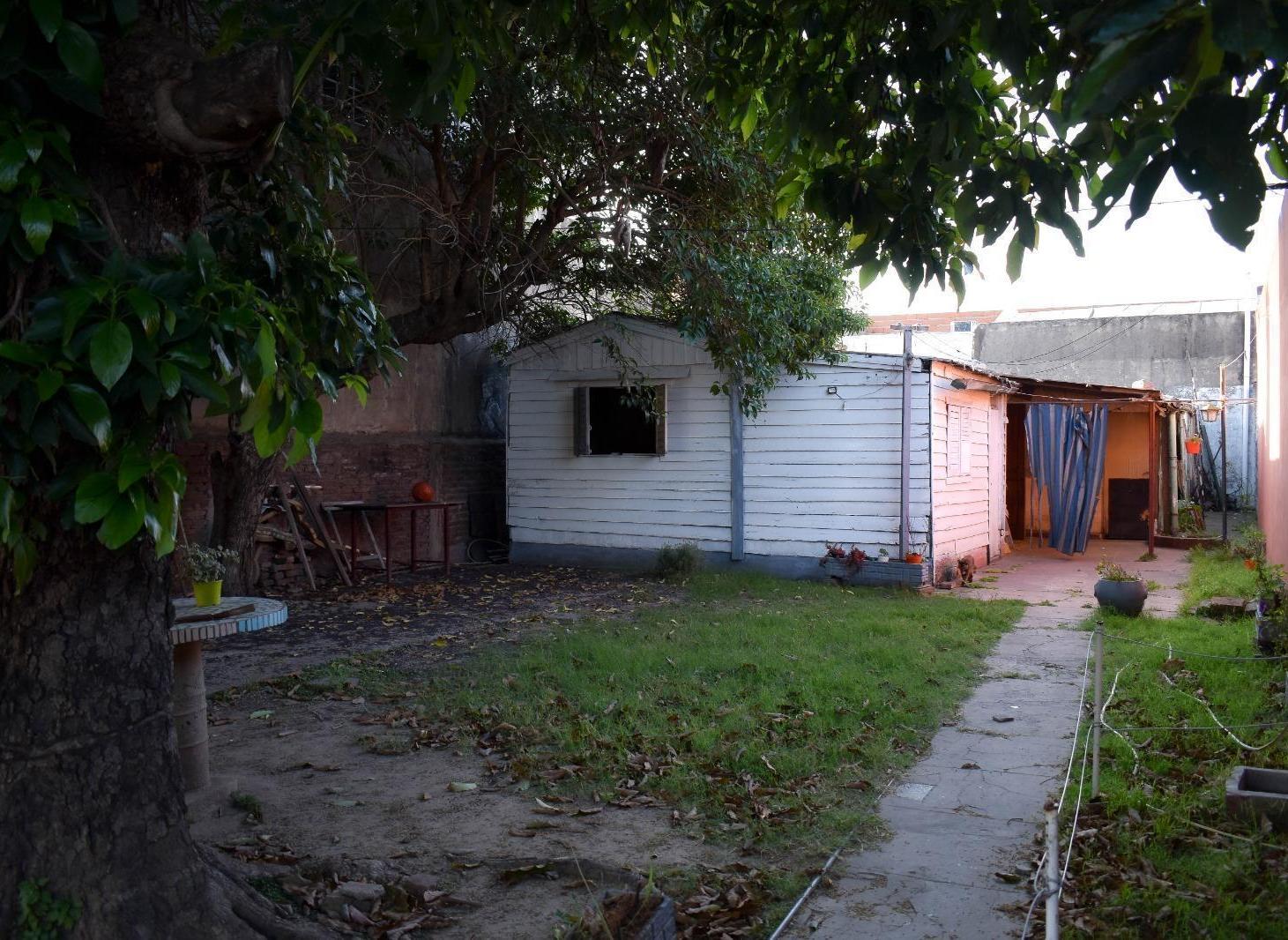 Terreno sobre Avenida con casa a demoler