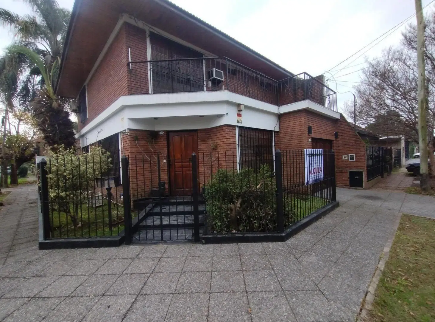 Casa 4 ambientes Quilmes Oeste con quincho y cocheras 1