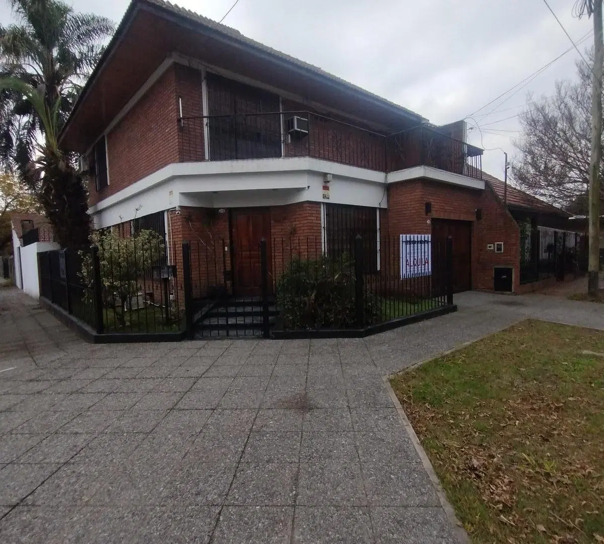 Casa 4 ambientes Quilmes Oeste con quincho y cocheras 2