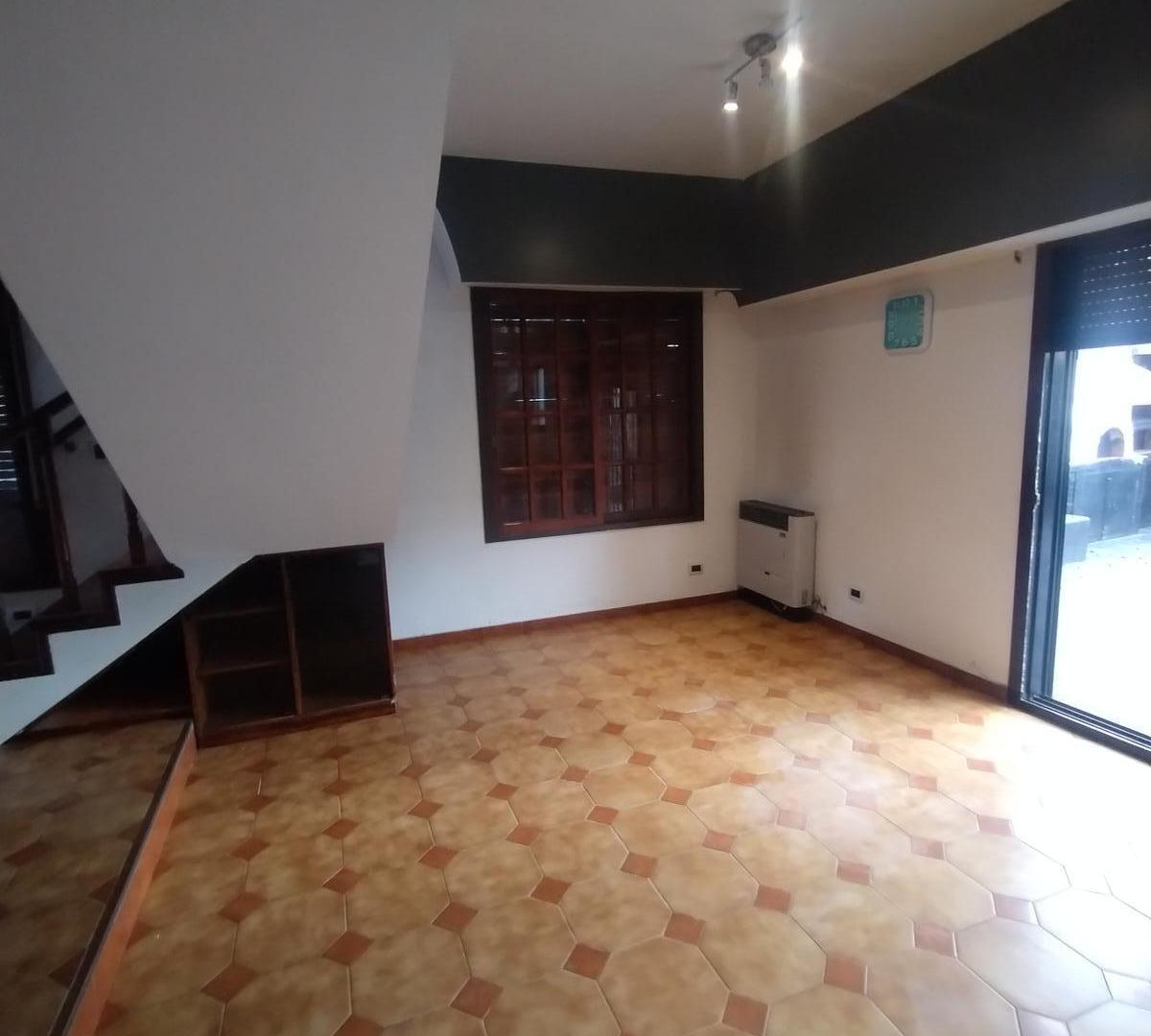 Foto de Casa 4 ambientes Quilmes Oeste con quincho y cocheras, imagen 1