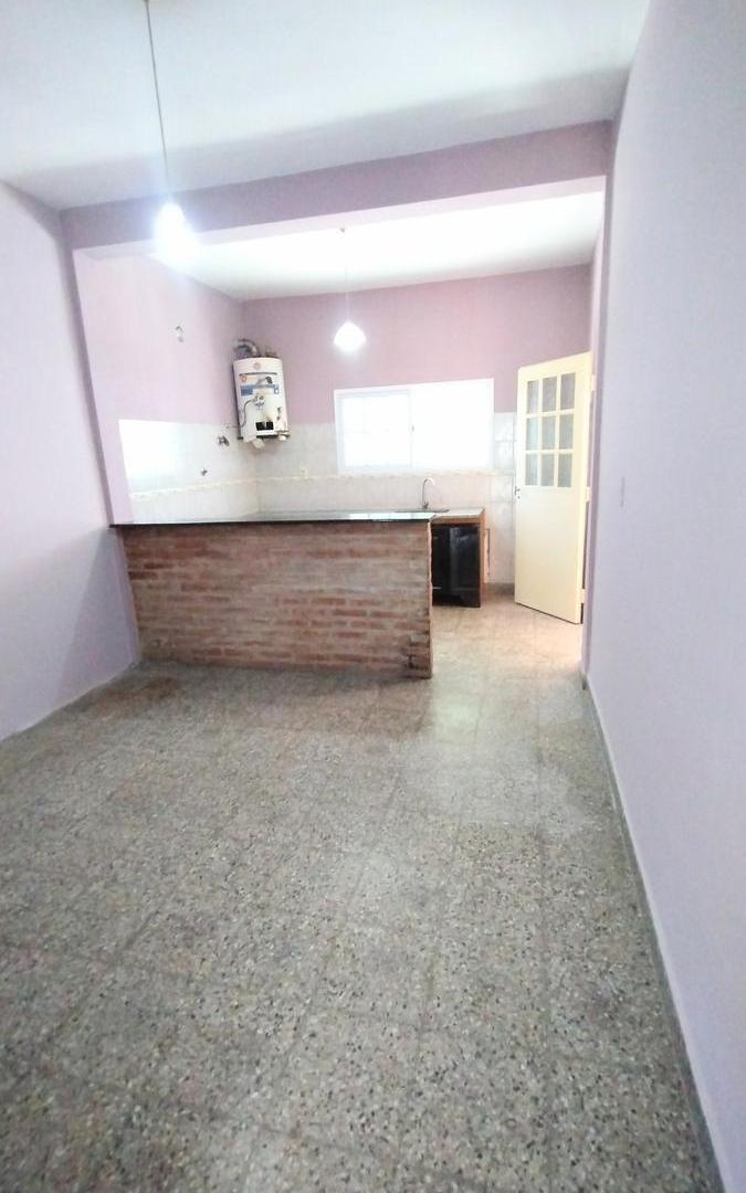 Foto de Casa 3 ambientes con amplio parque entrada de auto Berazategui Oeste, imagen 4