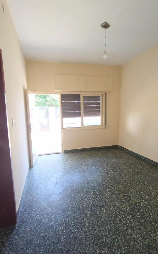 Foto de Casa 3 ambientes con amplio parque entrada de auto Berazategui Oeste, imagen 1