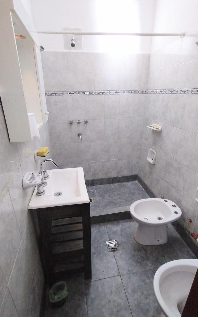 Foto de Casa 3 ambientes con amplio parque entrada de auto Berazategui Oeste, imagen 5