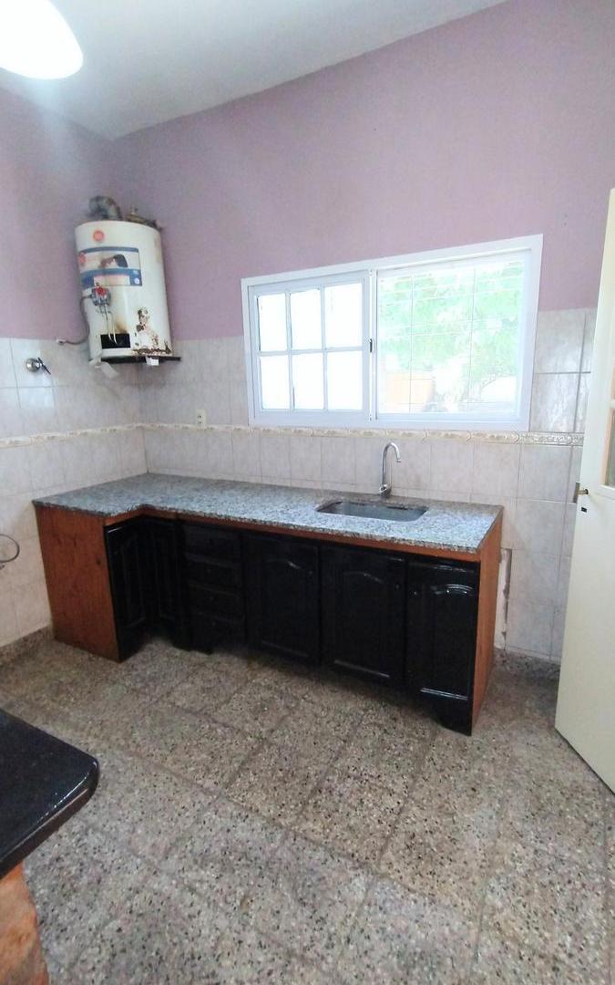 Foto de Casa 3 ambientes con amplio parque entrada de auto Berazategui Oeste, imagen 2